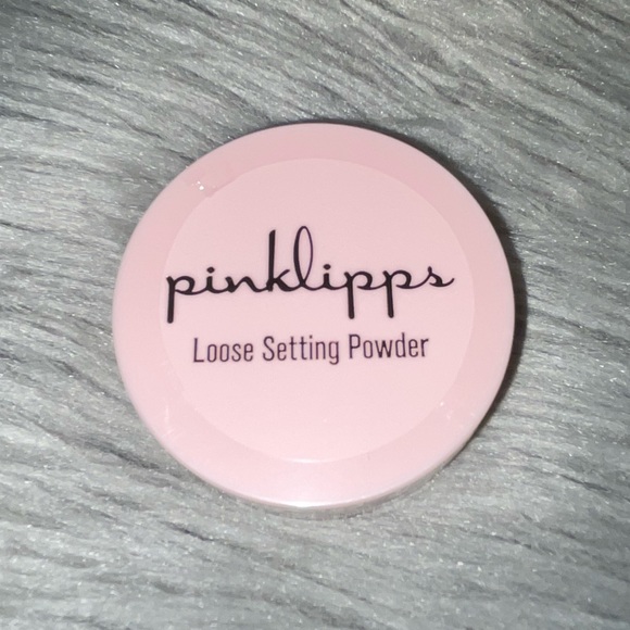 💖 PINKLIPPS COSMETICS 💖
Loose Setting Powder in Translucent - Picture 2 of 3